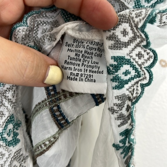 Johnny Was Cherpas White Embroidered Poncho Women Size M BLEMISH - Picture 3 of 5